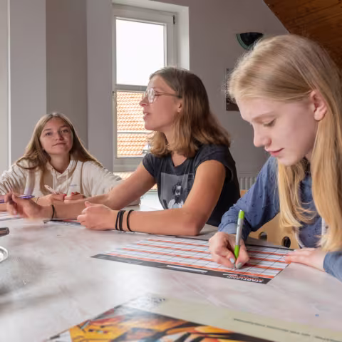 Leben im Internat und soziales Miteinander: Schülerinnen bei Gesellschaftsspielen Leben im Internat und soziales Miteinander: Schülerinnen bei Gesellschaftsspielen