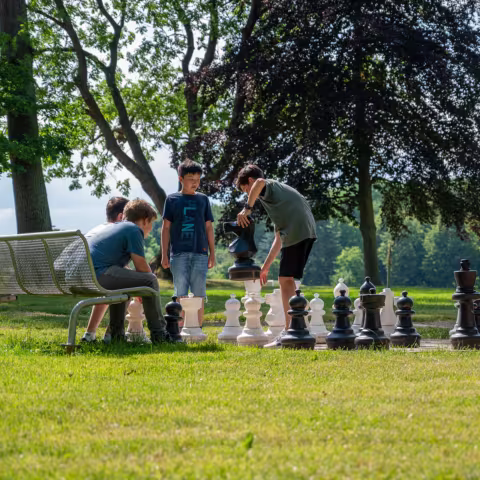 Leben im Internat und soziales Miteinander: Schüler spielen Schach Leben im Internat und soziales Miteinander: Schüler spielen Schach