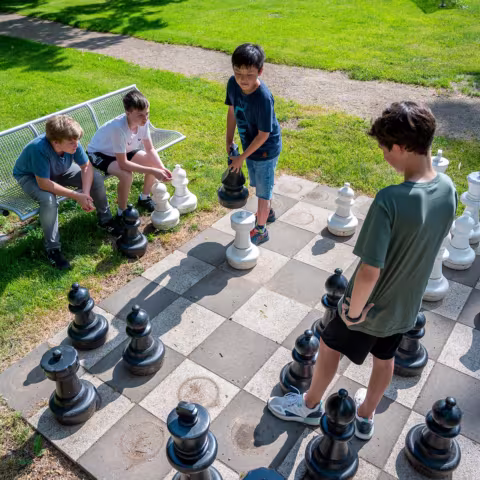 Leben im Internat und soziales Miteinander: Schüler spielen Schach Leben im Internat und soziales Miteinander: Schüler spielen Schach