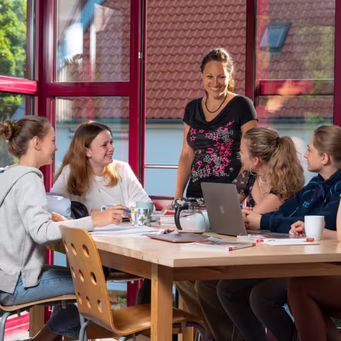Leben im Internat und soziales Miteinander: Schülerinnen beim Lernen Leben im Internat und soziales Miteinander: Schülerinnen beim Lernen