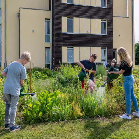 Leben im Internat und soziales Miteinander: Schüler bei der Gartenarbeit Leben im Internat und soziales Miteinander: Schüler bei der Gartenarbeit