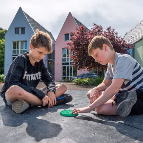 Leben im Internat und soziales Miteinander: Schüler vor dem HdZ Leben im Internat und soziales Miteinander: Schüler vor dem HdZ