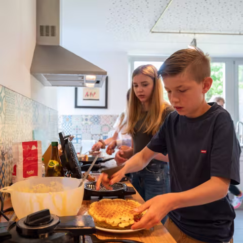 Leben im Internat und soziales Miteinander: Schüler und Schülerin beim Backen