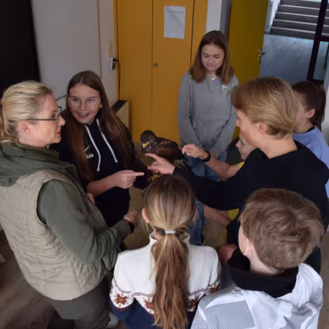 Leben im Internat und soziales Miteinander: Schüler bei Besichtigung eines Bussards Leben im Internat und soziales Miteinander: Schüler bei Besichtigung eines Bussards