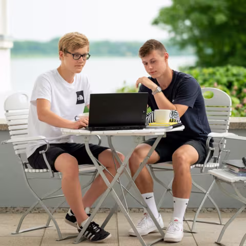 Leben im Internat und soziales Miteinander: Schüler beim Lernen Leben im Internat und soziales Miteinander: Schüler beim Lernen