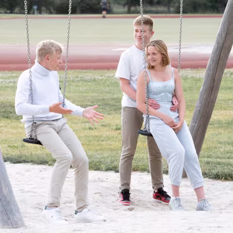 Leben im Internat und soziales Miteinander: Schüler und Schülerin auf Schaukel Leben im Internat und soziales Miteinander: Schüler und Schülerin auf Schaukel