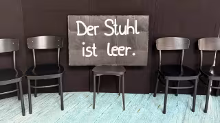 Kunstwerk des Monats: „Der Stuhl ist leer“