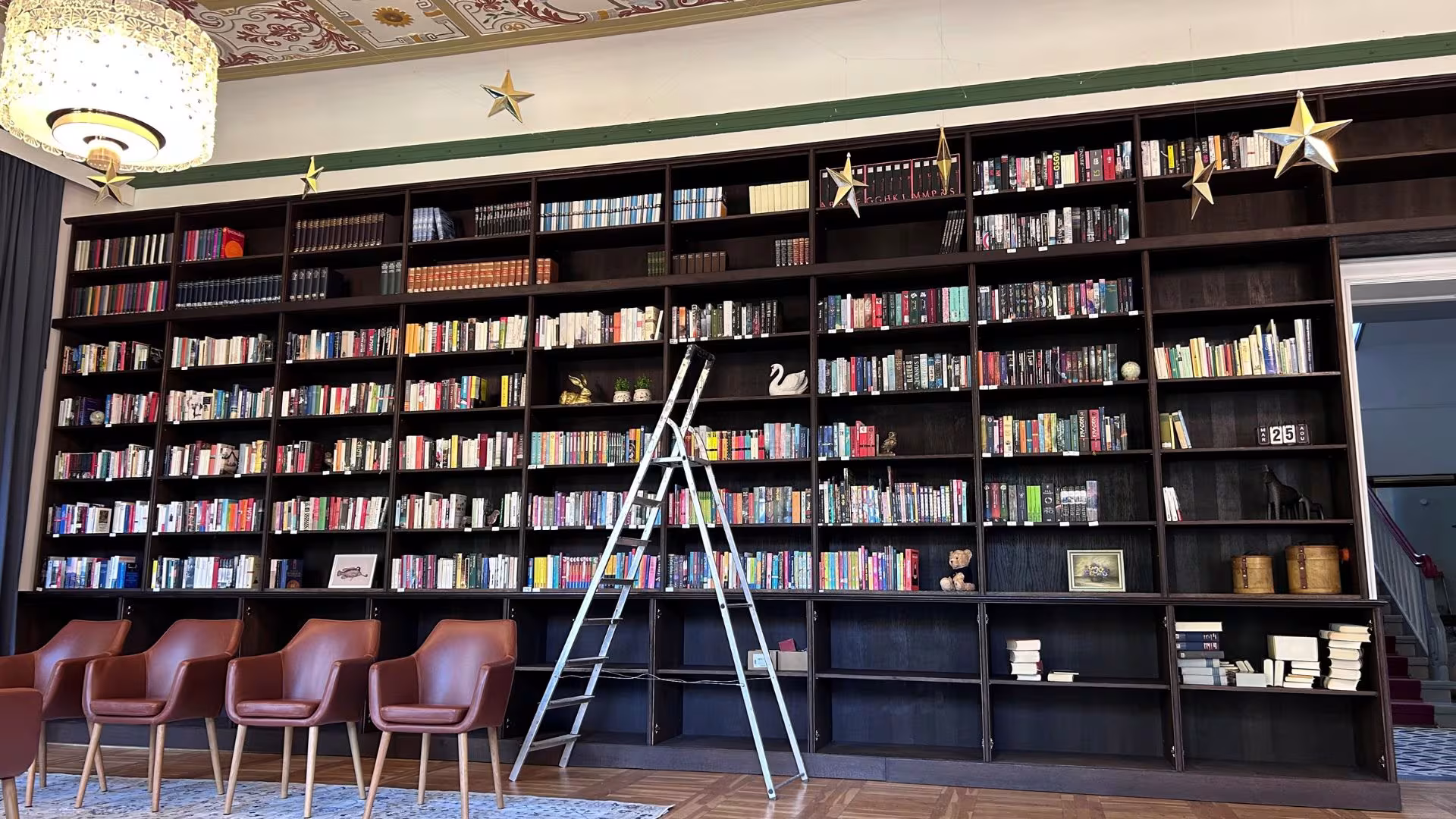 Bücherwand Lernraum Schloss Forum